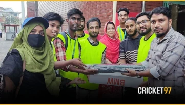 ‘ট্রাফিক’ দায়িত্বে থাকা ছাত্র-ছাত্রীদের জন্য ছাতা উপহার বিসিবির