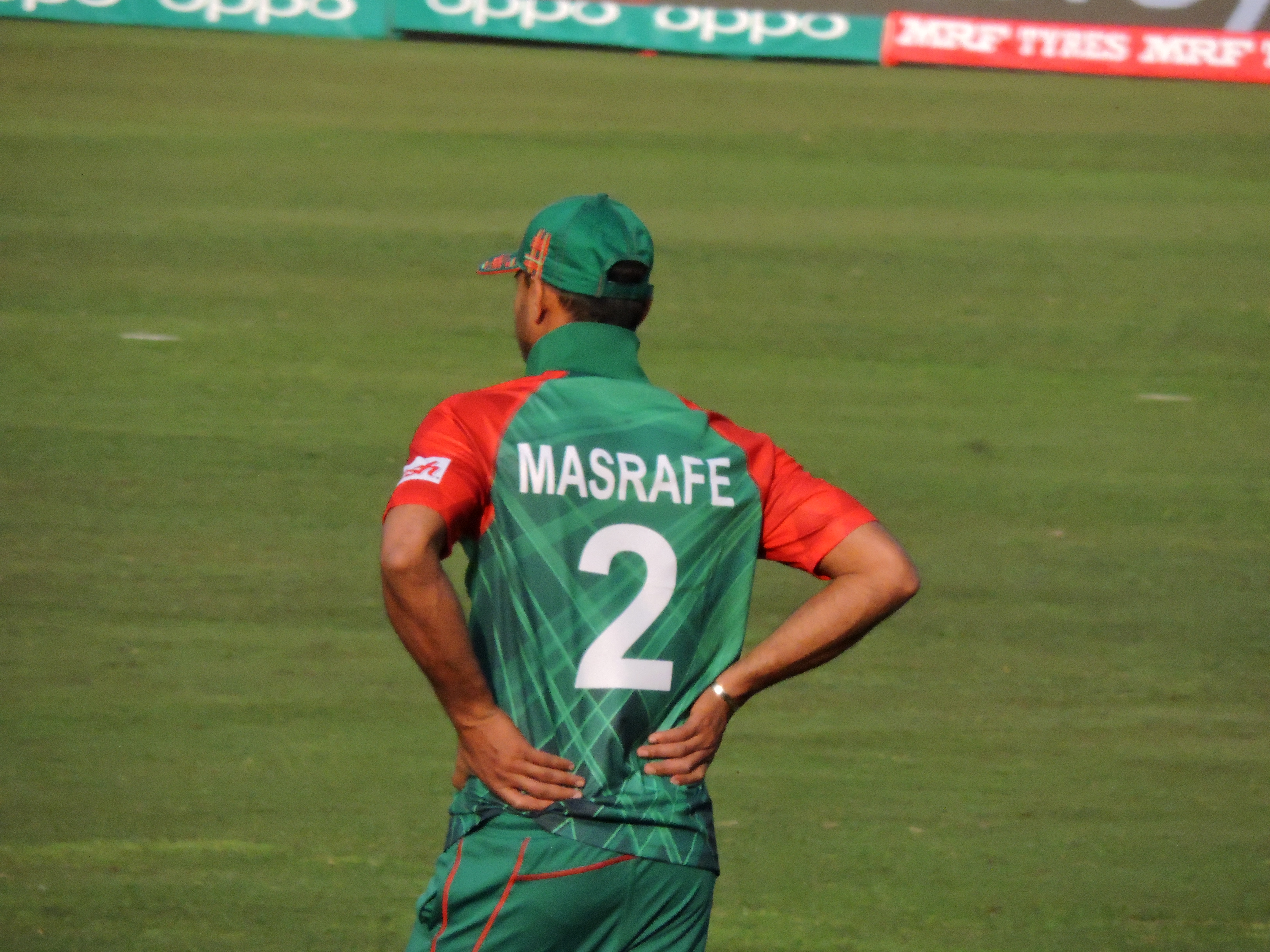 হঠাৎ দেশে ফিরছেন মাশরাফি