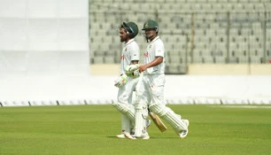 ব্যাটারদের ব্যর্থতার পর স্পিন ঘূর্ণিতে ম্যাচে ফিরলো বাংলাদেশ