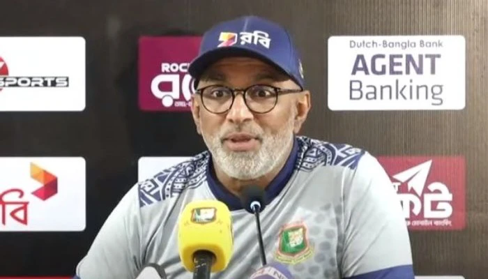 হাথুরুসিংহে দলের সাথে থাকবেন না চট্টগ্রাম টেস্টে