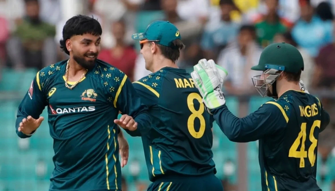 Australia beat Bangladesh by 4 wickets